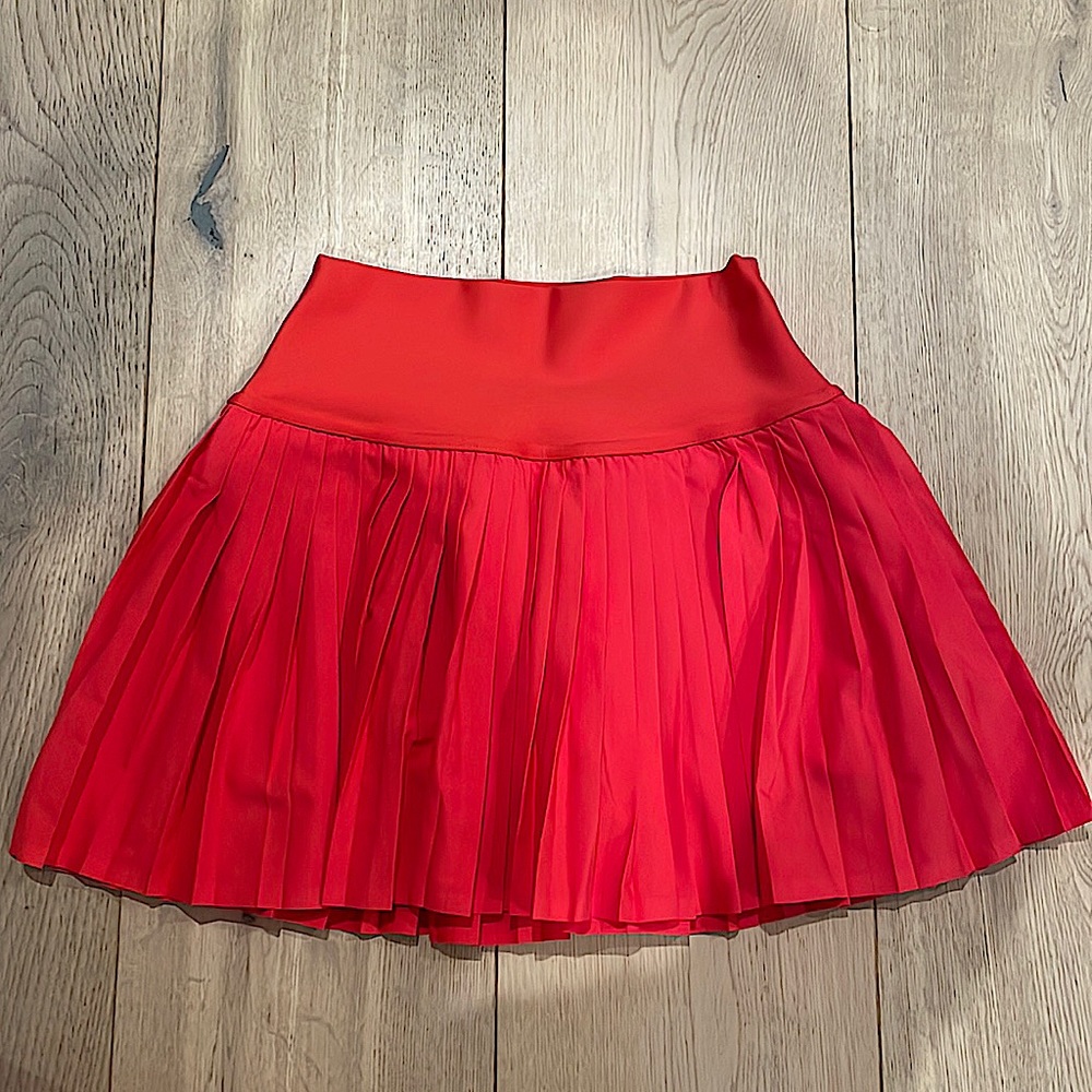 alo yoga grand slam tennis skirt (red hot summer) xxs